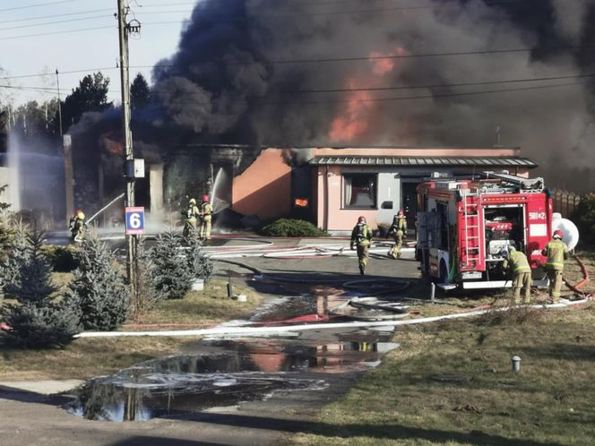 Dym widać z odległości kilku kilometrów! Pożar zakładu chemicznego pod Łodzią