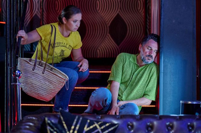 Na Wspólnej, odcinek 4086. Pracownica (Klaudia Kulinicz), Adrian Baliszewski (Piotr Jankowski)