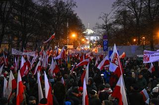 Tłumy rozpoczęły protest pod Sejmem! Uczestnicy solidarni z Mariuszem Kamińskim i Maciejem Wąsikiem