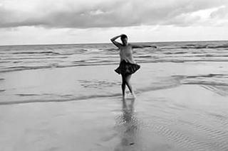 Edyta Górniak bez stanika hasa po piasku