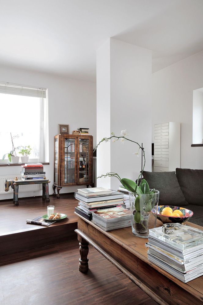 Wnętrza z podestem i podłogą na różnych poziomach