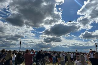 Krzesiny: Tłumy podczas pierwszego dnia pokazów lotniczych