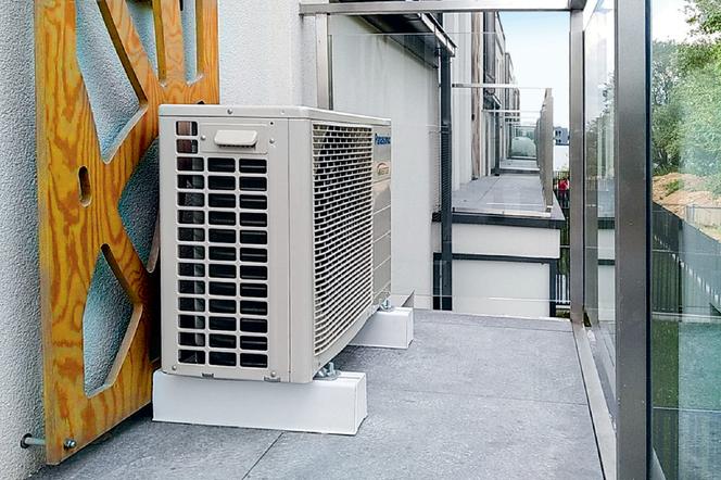 Jednostkę zewnętrzną klimatyzatora można ustawić na balkonie lub tarasie
