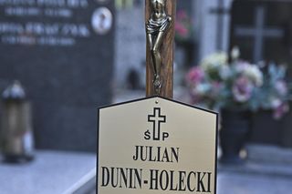 Poruszający widok na grobie syna Danuty Holeckiej, Juliana