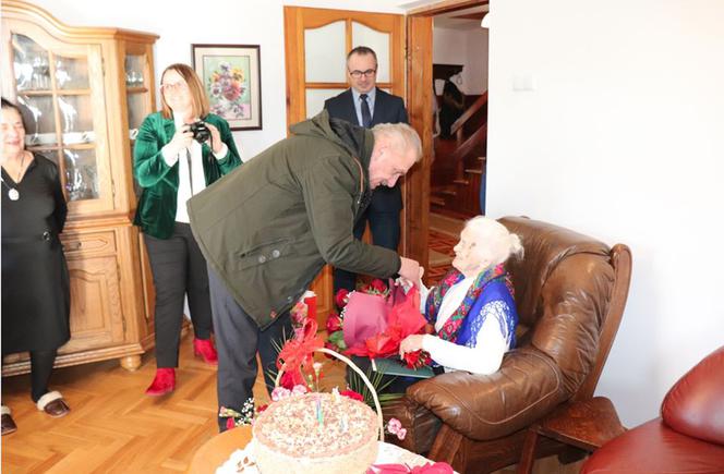 Ma 100 lat, 24 wnucząt i 25 prawnucząt. Pogratulował jej Morawiecki
