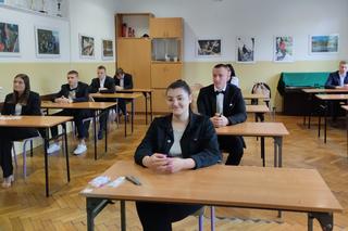 Drugi dzień matur 2023. Uczniowie z XVI LO w Tarnowie rozpoczęli egzamin z języka angielskiego