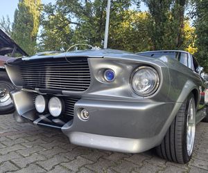 Motoryzacyjne legendy pod Torbydem. Bydgoskie Klasyki Nocą znów przyciągnęły tłumy