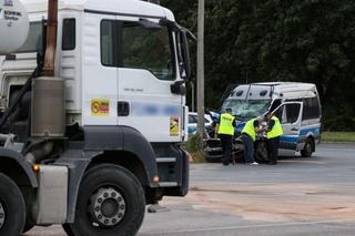 Wypadek na Nowoursynowskiej w Warszawie. Ośmiu policjantów trafiło do szpitali