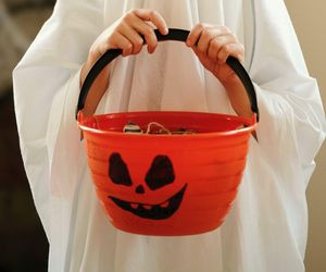 Halloween mogło skończyć się tragedią! Dzieci dostały cukierki naszpikowane igłami. Jest decyzja prokuratury