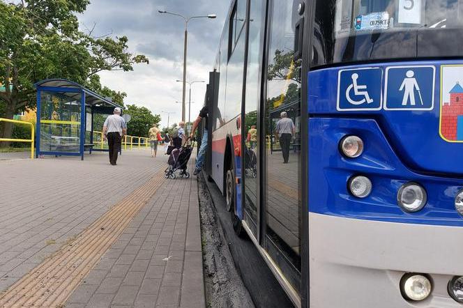 Gwałtowne hamowanie w bydgoskim autobusie! Seniorka ma złamane żebra i obojczyk