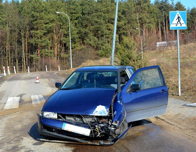 Siemiatycze. Policyjny pościg za seatem. 33-latek uderzył w latarnie i zaczął uciekać pieszo