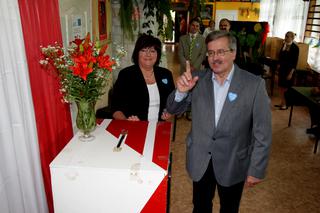 Bronisław Komorowski głosuje w II turze