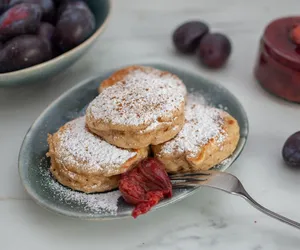 Placki ze śliwkami: przepis na ciepłe śniadanie lub deser