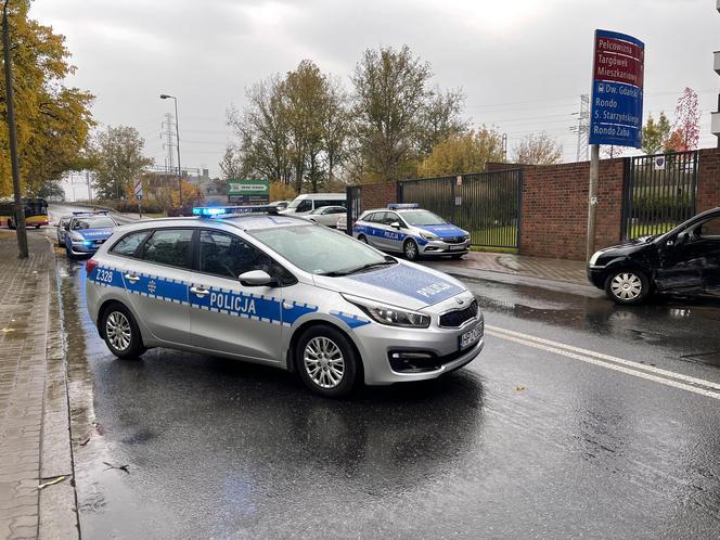 Pościg na Pradze, sportowy mercedes kompletnie rozbity. Trzy osoby trafiły do szpitala