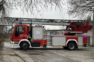 Tragiczny pożar w Nasielsku. Jęzory ognia buchały z okien mieszkania na parterze. Strażacy znaleźli w lokalu zwęglone zwłoki