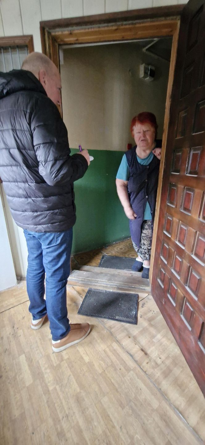 Marzną w swoich domach! Zlikwidowano im piece i nie podłączono do sieci ciepłowniczej!