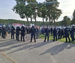 Ze stadionu prosto do celi! Kibice odpalili race i petardy!