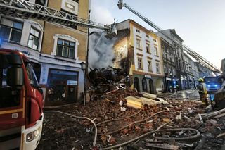 Zawalona kamienica w Cieszynie. Dwie osoby zaginione. Interweniuje setka strażaków