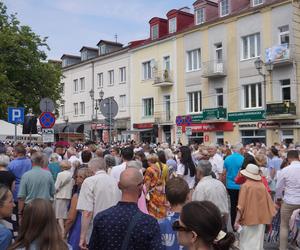 Boże Ciało 2024. Tłumy wiernych przeszły w procesji ulicami Białegostoku