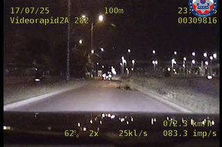 Wiózł kolegę w otwartym bagażniku