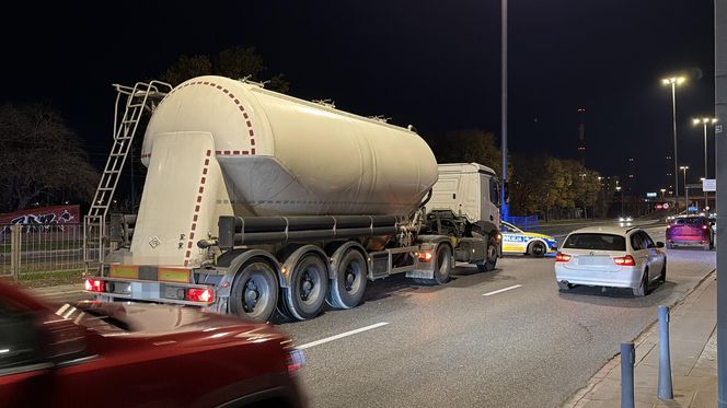 Wbiegł prosto pod cysternę i przeleciał kilkanaście metrów! Stan krytyczny