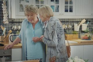 M jak miłość, odcinek 1836. Kisielowa (Małgorzata Rożniatowska), Barbara (Teresa Lipowska)