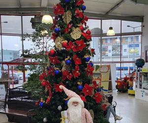 W kupcu Gorzowskim kolorowo i świątecznie. To wszystko za sprawą jarmarku, który trwa tam do 24 grudnia. Jest też choinka z Mikołajem oraz wielki biały bałwan.