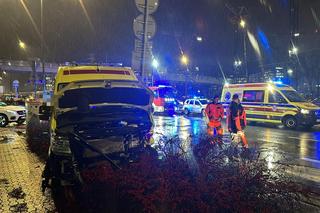 Karetka wioząca pacjenta zderzyła się z osobówką. Trzy osoby potrzebowały pomocy