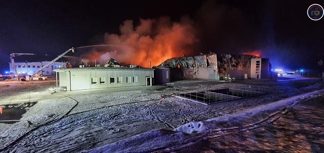 Gigantyczny pożar hali w Białej Rawskiej