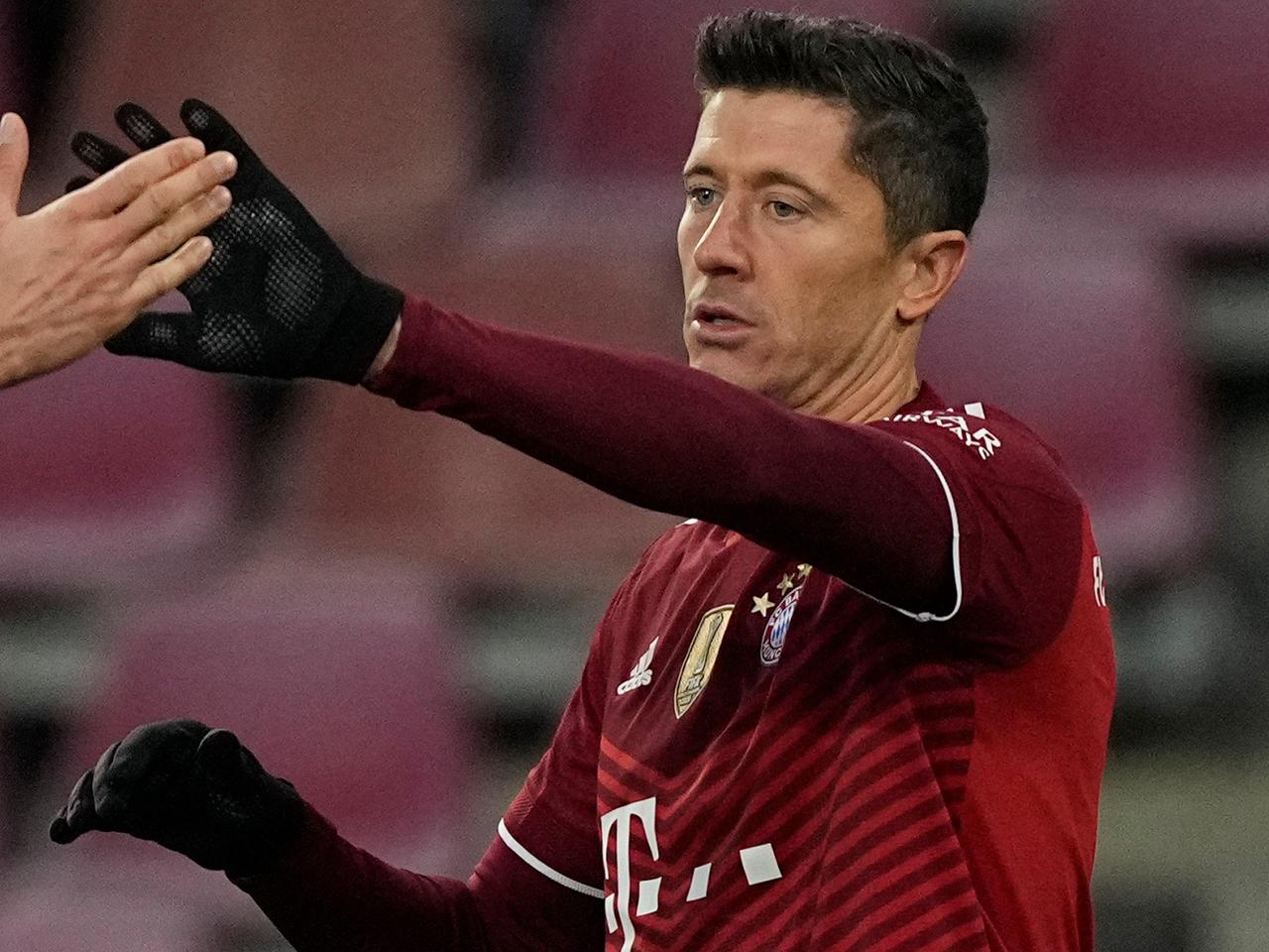 Wymowny gest Lewandowskiego na meczu Bayernu. Piłkarze Bundesligi mają przekaz prosto do Putina