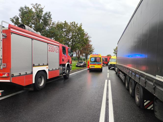 Bus uderzył w drzewo koło Wrocławia. Dwie osoby nie żyją