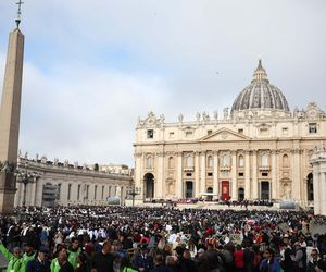 Ostatnie chwile przed pogrzebem Franciszka. Tłumy wiernych na pl. św. Piotra