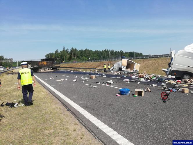 Karambol na trasie S7 pod Olsztynem - przepakowywali ładunek na pasie autostrady