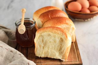 Japoński chleb mleczny - najłatwiejszy przepis na niesamowicie puszysty i miękki chlebek Hokkaido