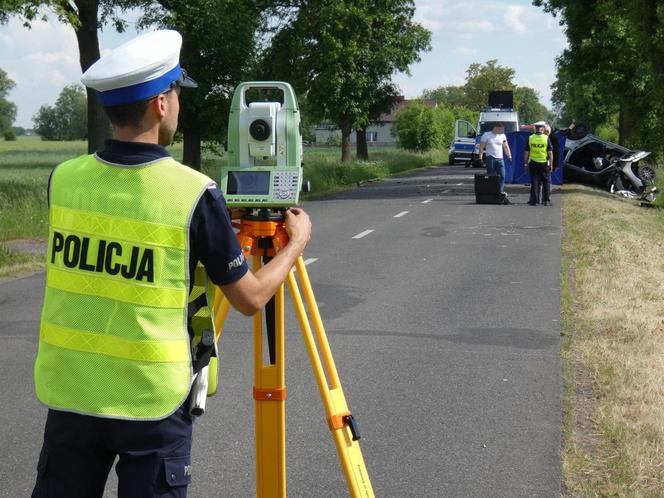 Na prostej zjechał na pobocze i uderzył w drzewo. Z auta zostały szczątki. Kierowca nie przeżył