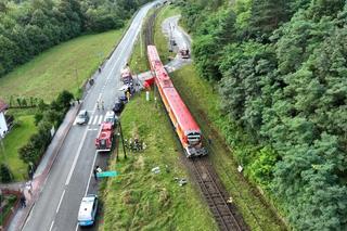 Barcice. Tragiczny wypadek. Auto dachowało i wpadło pod pociąg. 1 osoba nie żyje