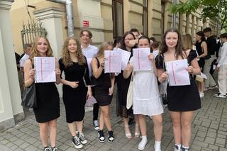Uczniowie I LO w Nowym Sączu po zakończeniu roku szkolnego 