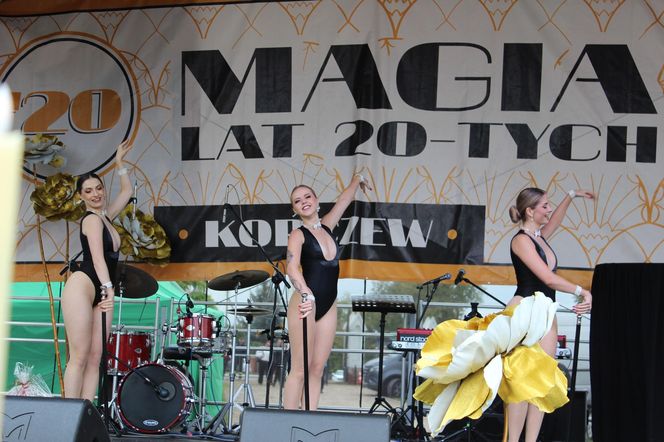 Było spotkanie z modą, muzyką i samochodami z lat 20. w Korczewie. Za nami impreza „Magia lat 20-tych” 2025