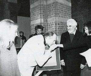Ewa P. Porebska wręcza nagrodę architektom Maciejowi i Hannie Łopuszańskim, autorom obiektu nominowanego w kategorii domów jednorodzinnych 