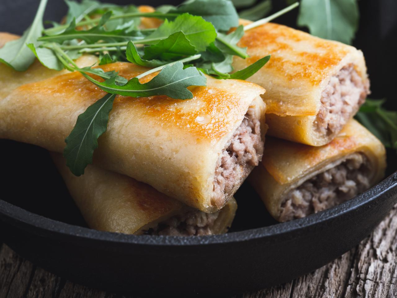 Krokiety z mięsem i ryżem: przepis na naleśniki z mięsem mielonym