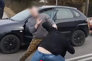 Do sieci trafiło szokujące nagranie. Brutalna bójka kierowców. Przez kilka minut kopali się na oczach świadków