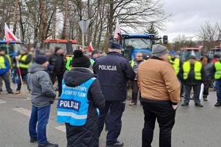 Rolnicy z woj. lubelskiego blokują drogi w regionie. Na protestującymi czuwa policja 