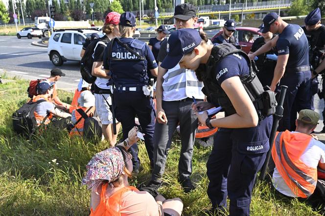  Aktywiści z Ostatniego Pokolenia sparaliżowali ruch. Kierowcy: Ktoś powinien zrobić z nimi porządek!