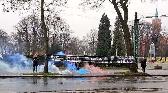 Kibicki Górnika Zabrze zrobiły świąteczną niespodziankę małym pacjentom z miejskigo szpitala. Piękny gest! [ZDJĘCIA]