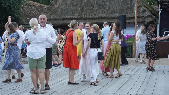 Sielanka na parkiecie w Muzeum Wsi Lubelskiej pod gołym niebem! Za nami kolejna potańcówka w rytmie miejskiego folkloru z Warszawy i Lwowa