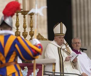 Groźny incydent z udziałem papieża! Wielki Jezus runął na ziemię