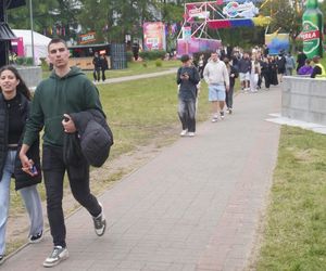Kortowiada 2025. Koncerty na Plaży Kortowskiej przyciągnęły tłumy. Tak wyglądał drugi dzień imprezy!