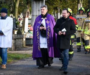 Tłumy na pogrzebie Pawła. Dziennikarz i druh OSP spoczął na cmentarzu we Włocławku