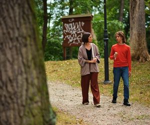 “Pierwsza miłość”: Kinga przypadkowo spotyka Janka i Lilkę na spacerze z Polą… Ten widok łamie jej serce