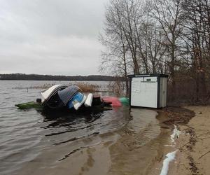 Plaża w Nowym Dębcu zalana